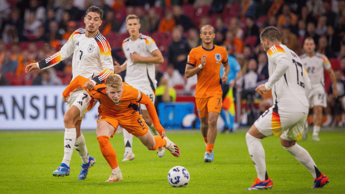 Jerdy Schouten in actie tegen Duitsland