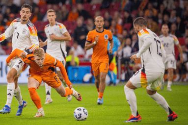 Jerdy Schouten in actie tegen Duitsland