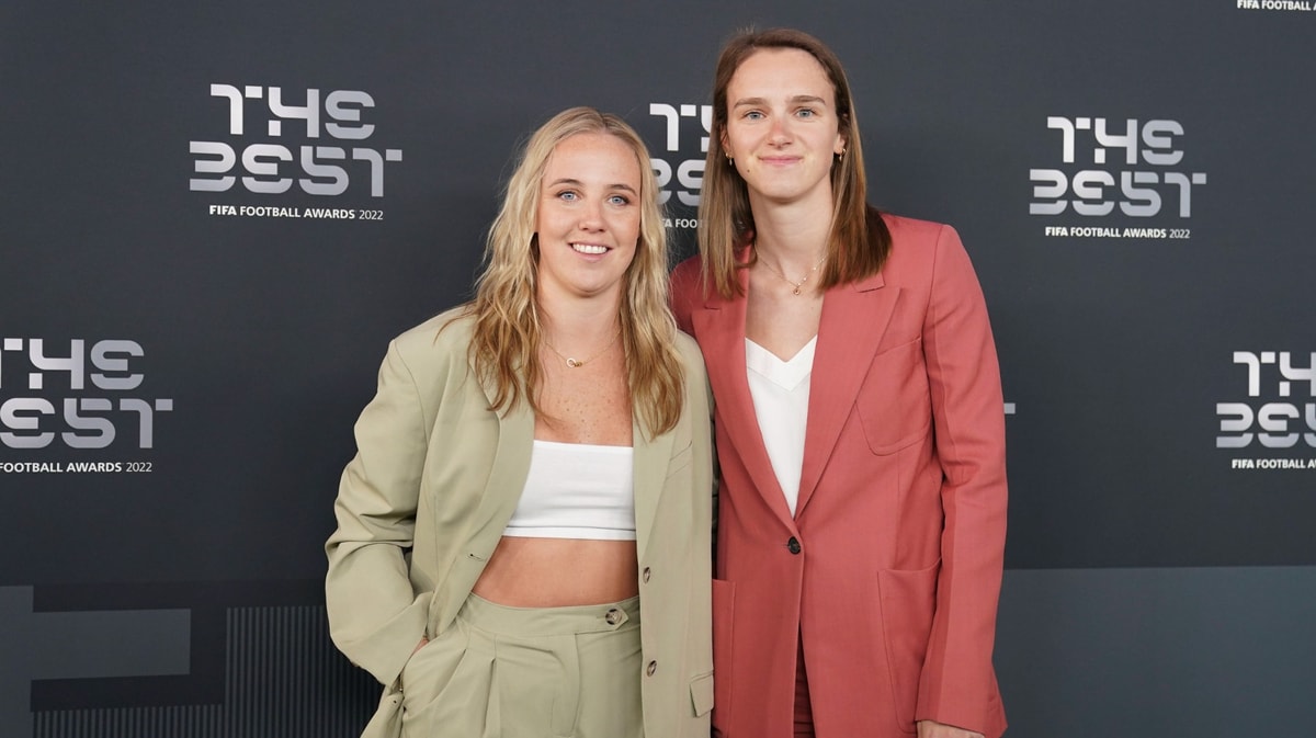 Vivianne Miedema met haar vriendin Beth Mead