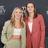 Vivianne Miedema met haar vriendin Beth Mead
