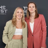 Vivianne Miedema met haar vriendin Beth Mead