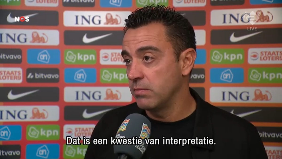 Xavi Hernández voor de camera van de NOS