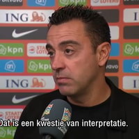 Xavi Hernández voor de camera van de NOS