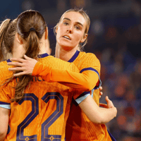 De Oranje Leeuwinnen vieren een doelpunt