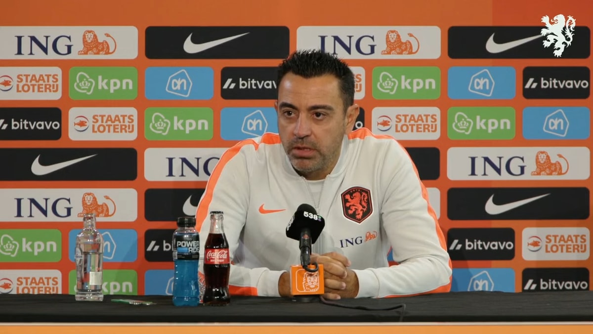 Xavi Hernández tijdens een persconferentie 
