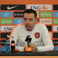 Xavi Hernández tijdens een persconferentie 