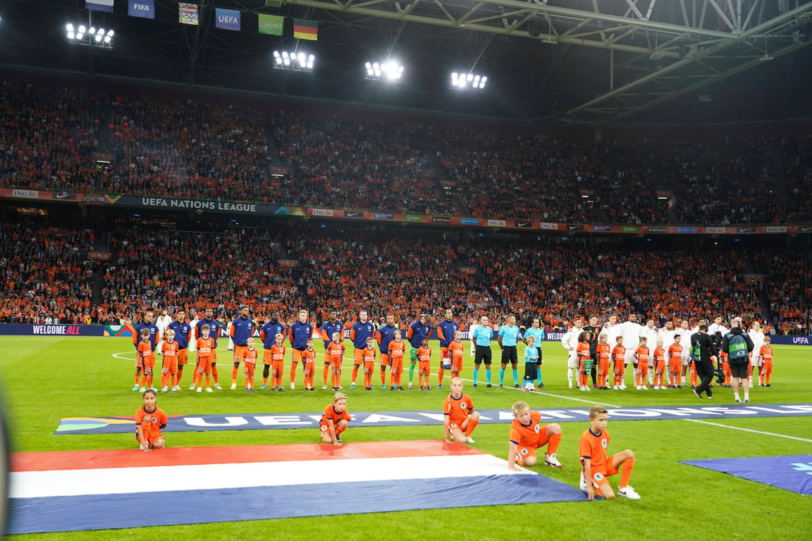 Het Nederlands elftal luistert naar het Wilhelmus voor de aftrap