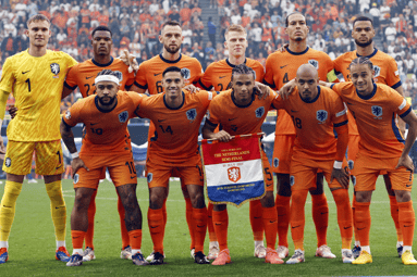 De opstelling van Nederland tegen Engeland op het EK