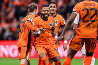Het Nederlands elftal viert een doelpunt