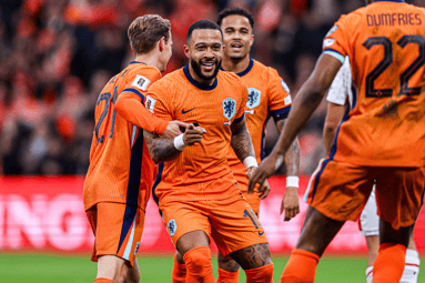 Het Nederlands elftal viert een doelpunt