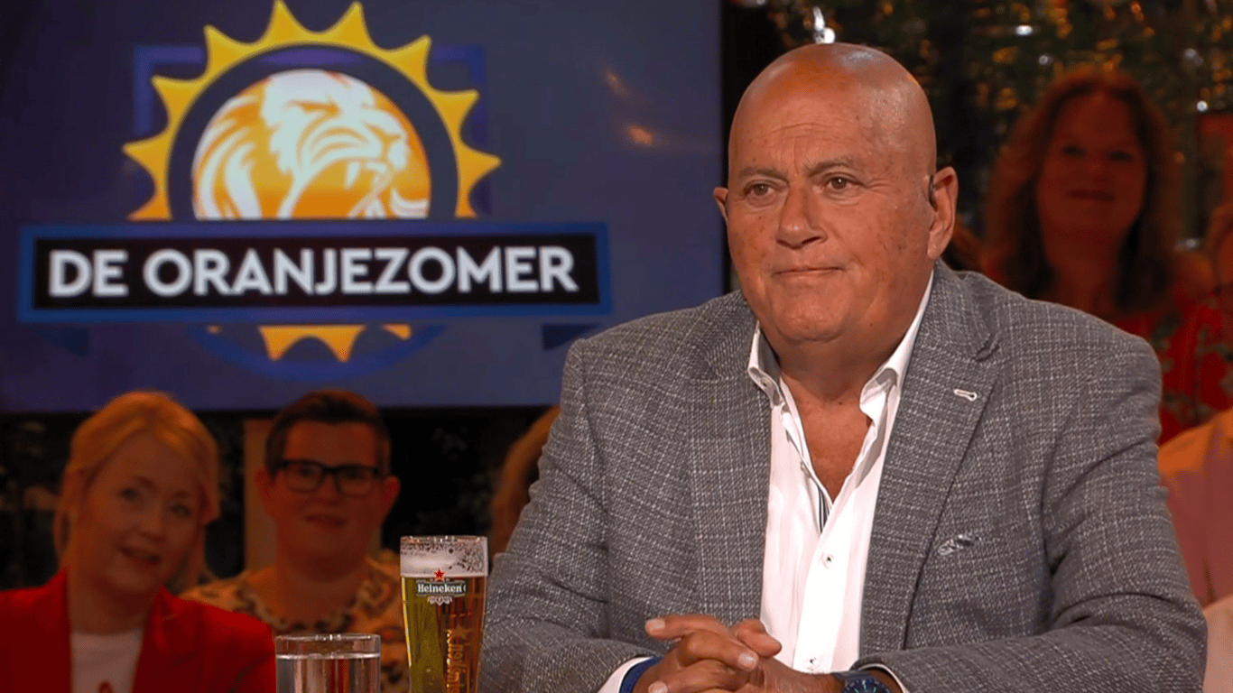 Jack van Gelder in een uitzending van De Oranjezomer