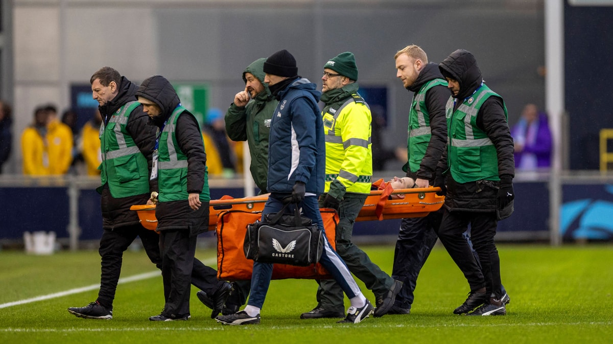 Katja Snoeijs per brancard van het veld