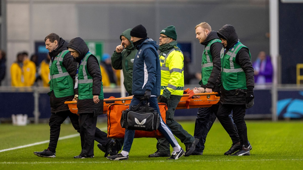 Katja Snoeijs per brancard van het veld