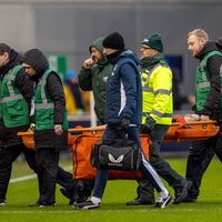 Katja Snoeijs per brancard van het veld