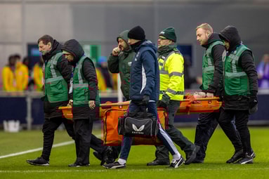 Katja Snoeijs per brancard van het veld