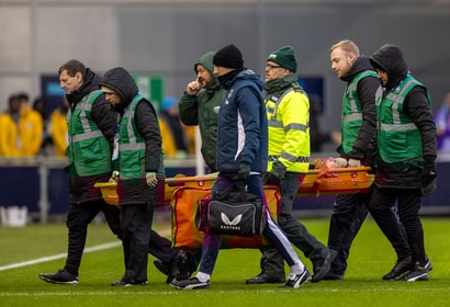 Katja Snoeijs per brancard van het veld