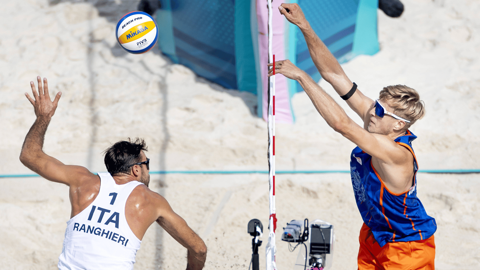 Steven van de Velde (rechts) in actie tijdens de Olympische Spelen
