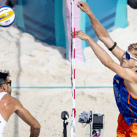 Steven van de Velde (rechts) in actie tijdens de Olympische Spelen