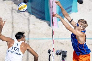 Steven van de Velde (rechts) in actie tijdens de Olympische Spelen