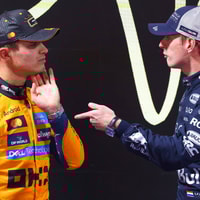 Max Verstappen in gesprek met Lando Norris