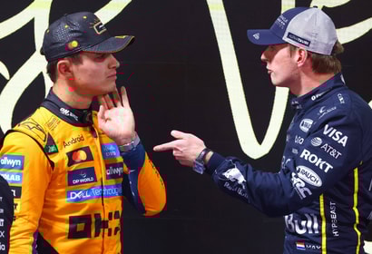 Max Verstappen in gesprek met Lando Norris
