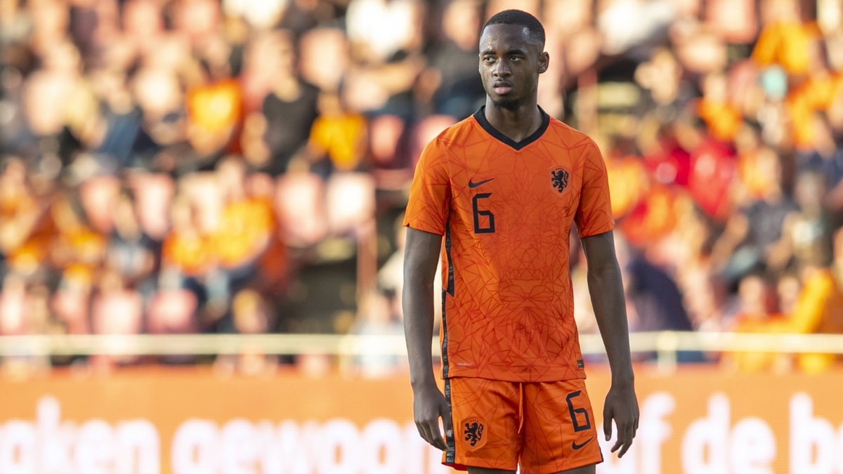 Melayro Bogarde in actie voor Jong Oranje