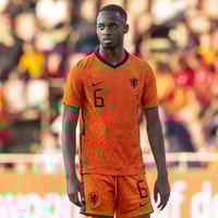 Melayro Bogarde in actie voor Jong Oranje