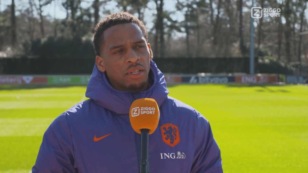 Jurriën Timber voor de camera van Ziggo Sport