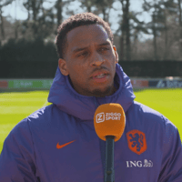 Jurriën Timber voor de camera van Ziggo Sport