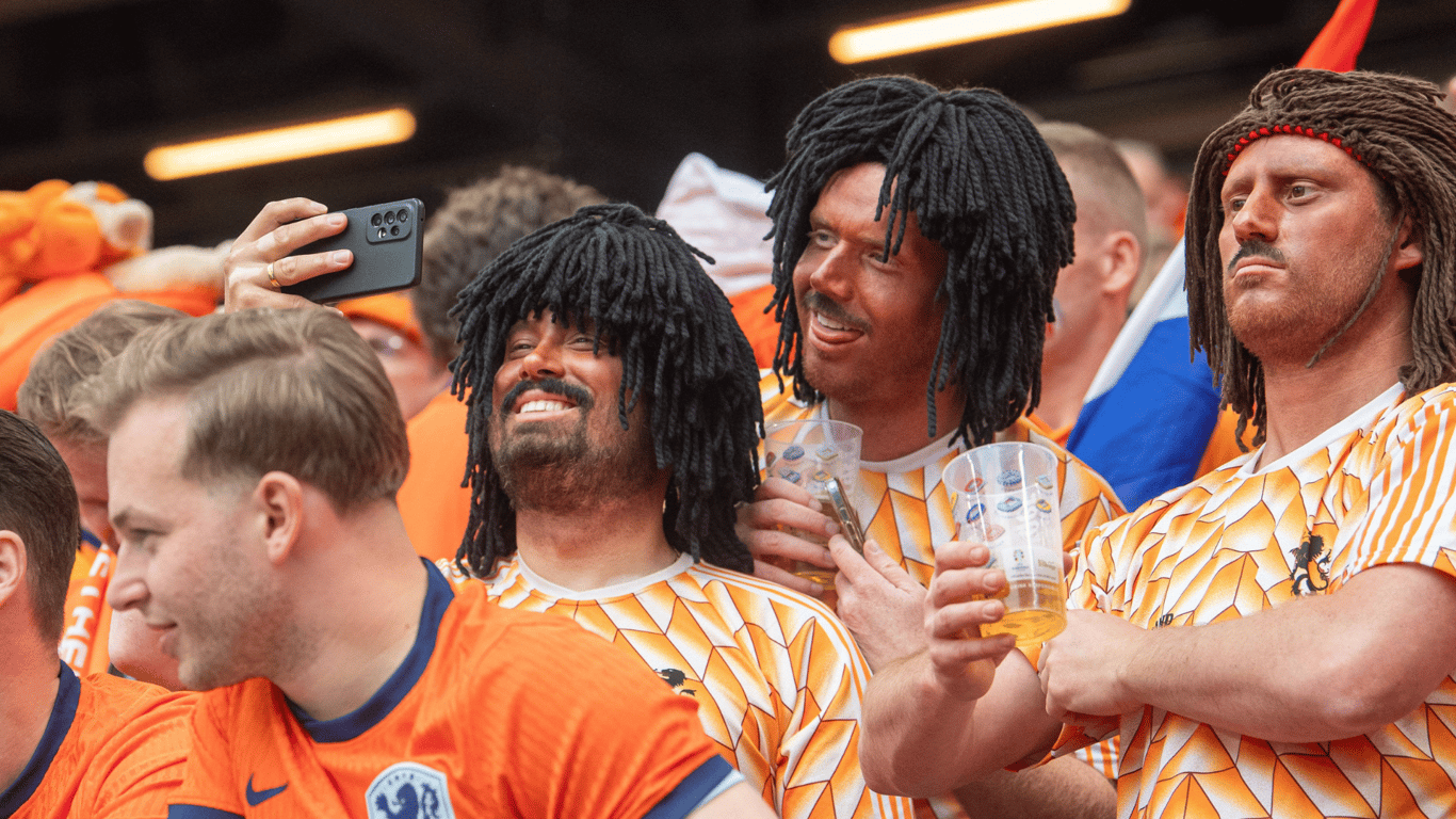 Oranjefans verkleed als oud-international Ruud Gullit