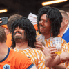 Oranjefans verkleed als oud-international Ruud Gullit