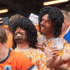 Oranjefans verkleed als oud-international Ruud Gullit