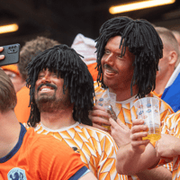 Oranjefans verkleed als oud-international Ruud Gullit