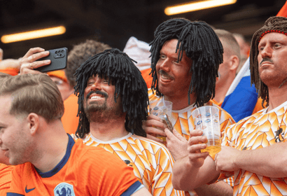Oranjefans verkleed als oud-international Ruud Gullit