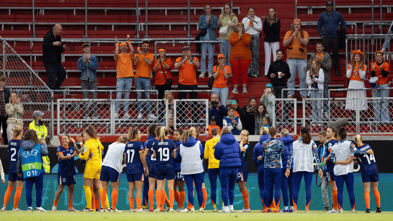 De Oranje Leeuwinnen na de EK-kwalificatiewedstrijd tegen Noorwegen