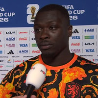 Brian Brobbey voor de camera van de NOS