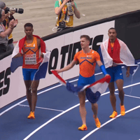 De estafettemannen grijpen goud