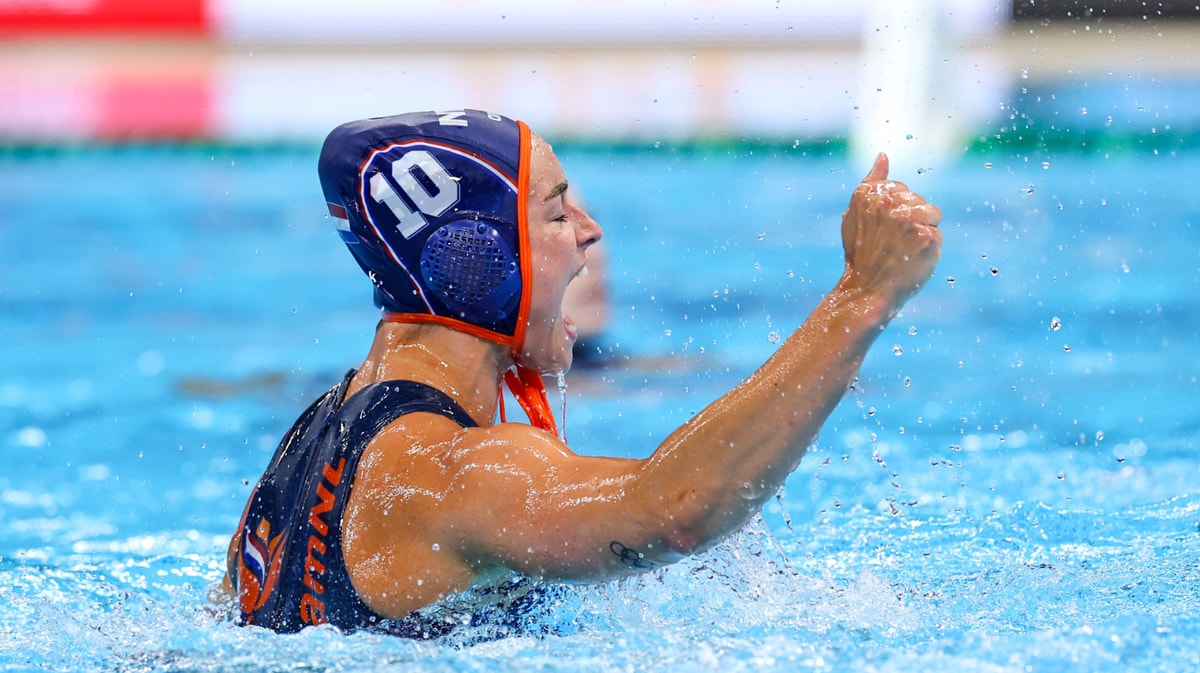 Lieke Rogge viert een doelpunt