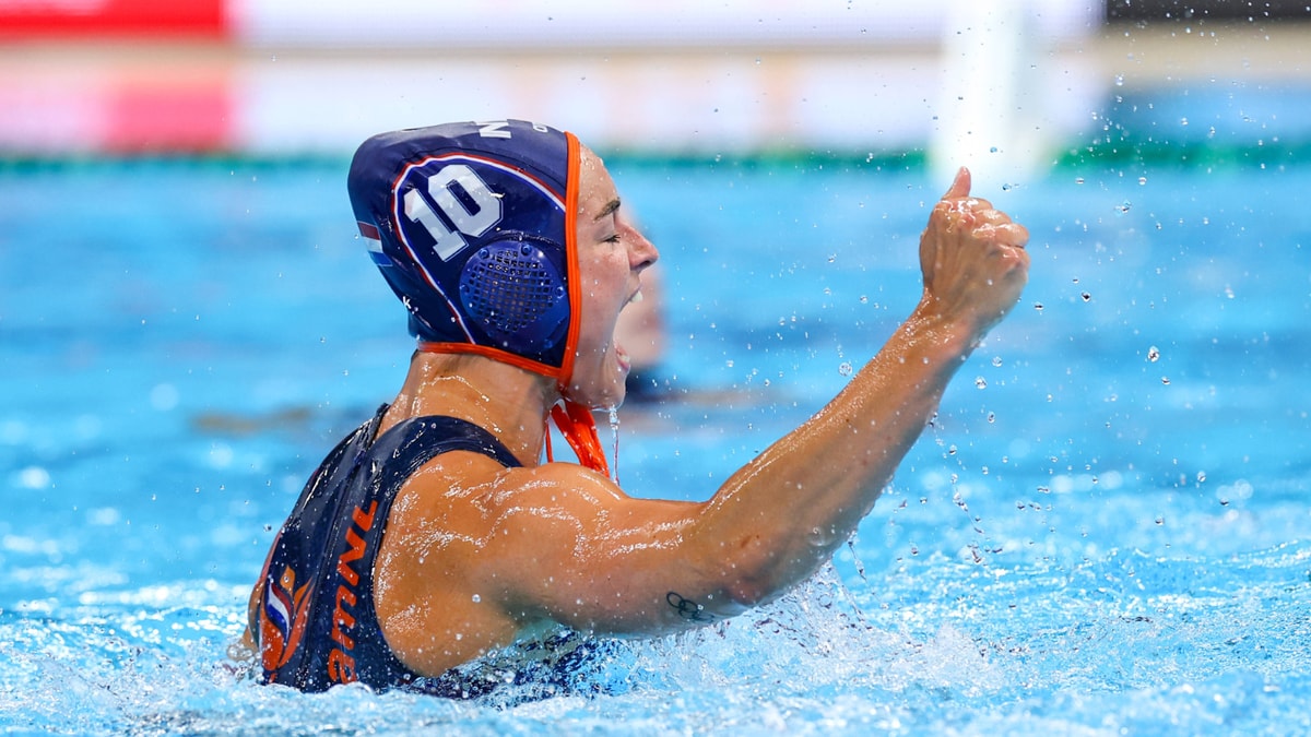 Lieke Rogge viert een doelpunt