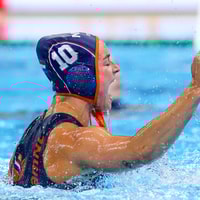 Lieke Rogge viert een doelpunt