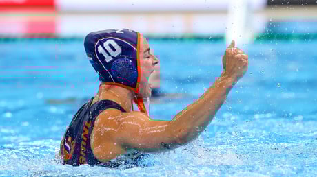 Lieke Rogge viert een doelpunt