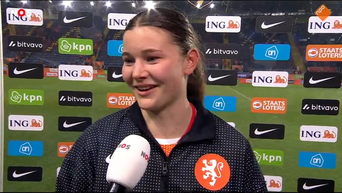 Renee van Asten voor de camera van de NOS