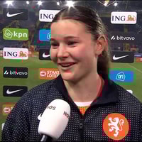 Renee van Asten voor de camera van de NOS