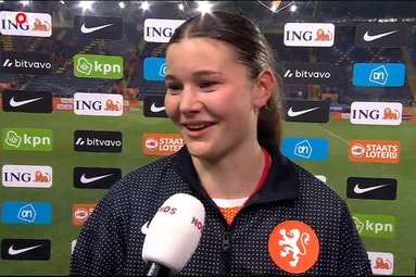 Renee van Asten voor de camera van de NOS