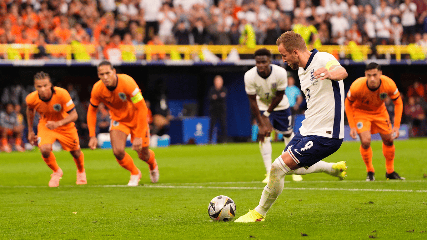 Harry Kane tekent vanaf elf meter voor de 1-1 tegen Nederland