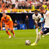 Harry Kane tekent vanaf elf meter voor de 1-1 tegen Nederland