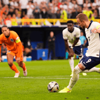 Harry Kane tekent vanaf elf meter voor de 1-1 tegen Nederland