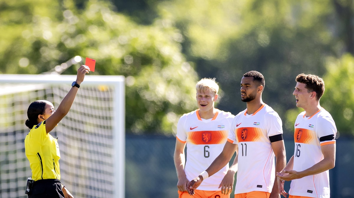 Guus Til ontvangt een rode kaart