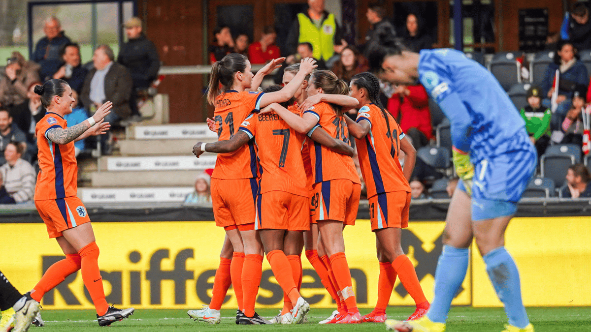 De Oranje Leeuwinnen vieren een doelpunt