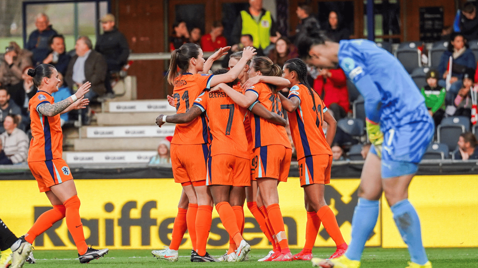 Oranje viert een doelpunt tegen Oostenrijk
